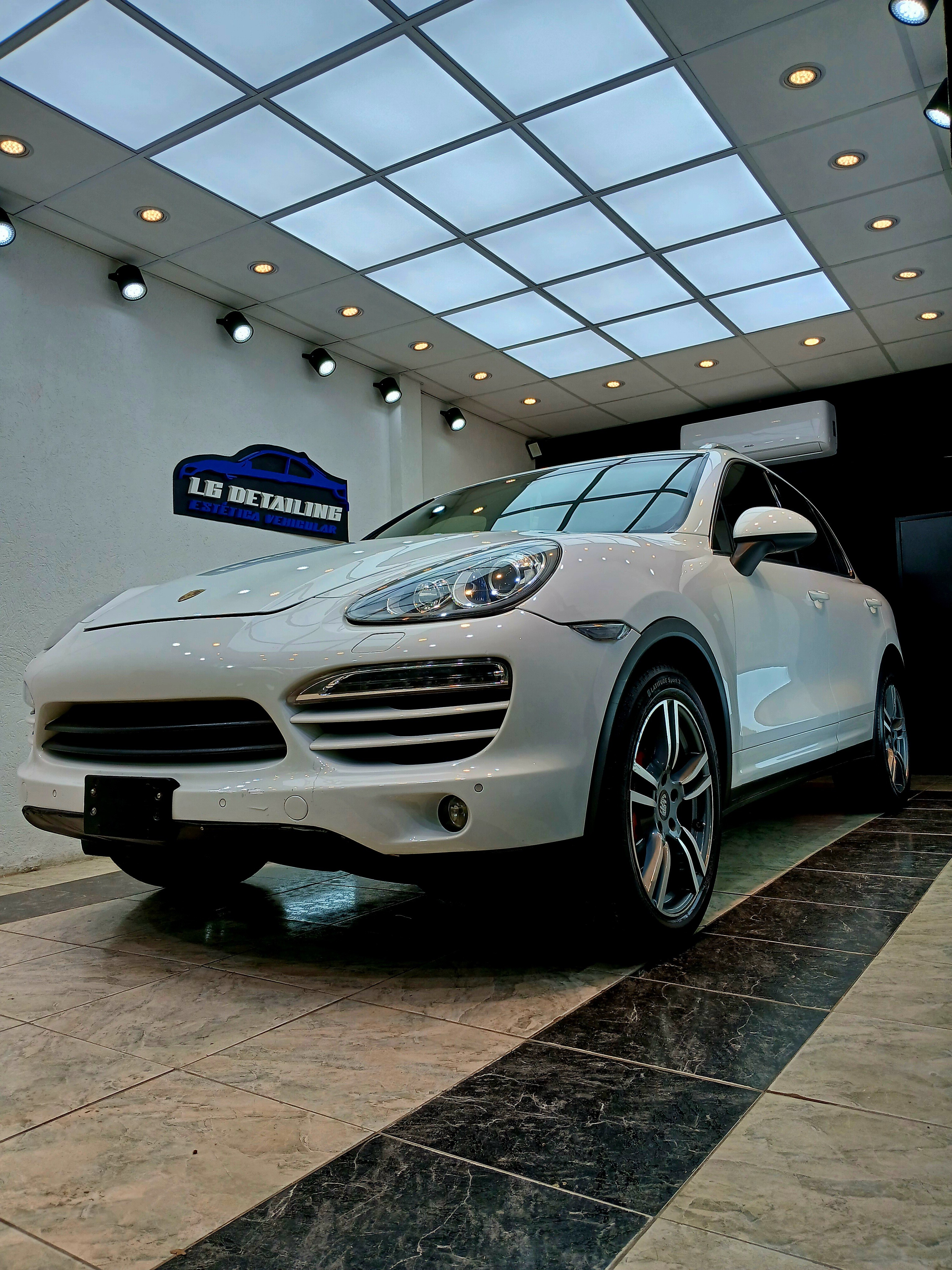 Porsche Cayenne Blanca Detallada.